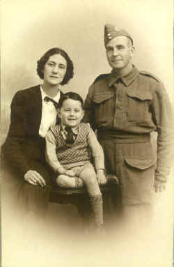WE10.Ros and Mum and Dad 1939b.jpg (40744 bytes)